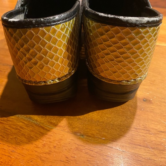 Dansko XP gold snakeskin pattern slip on clogs size 36 - Picture 3 of 7